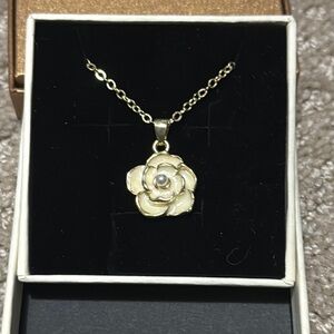 Elegant Gold Flower Pendant Necklace